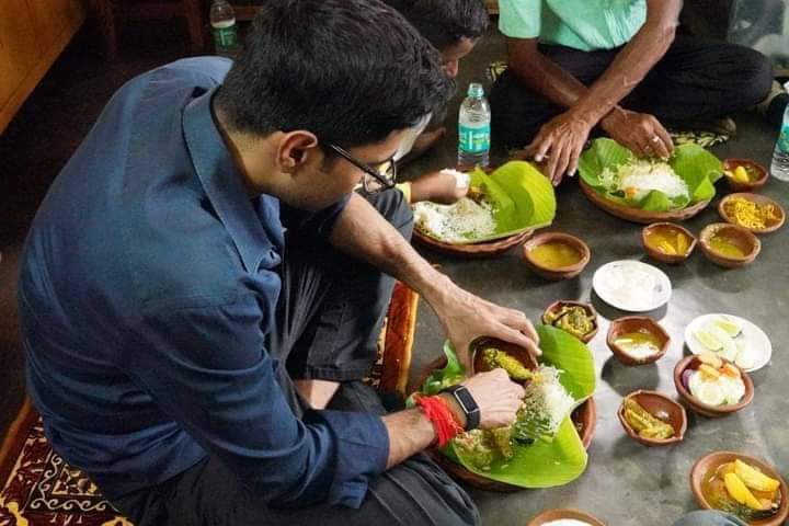 Jayanta22029428's tweet photo. আজ দুপুরে গৃহশিক্ষিক জীবন বাবুর বাড়িতেই মধ্যাহ্নভোজ সারলেন অধিনায়ক।।
জীবন বাবু কোনো রাজনৈতিক দলের সমর্থক নন।। ভালোবেসেই আপ্যায়ন করে খাওয়ালেন অভিষেক বন্দ্যোপাধ্যায় কে।।
#AbhishekBanerjee #TrinamooleNaboJowar #JonoSanjogYatra #Jayanta
#FAM4TMC https://t.co/MiA1bA0Xvh