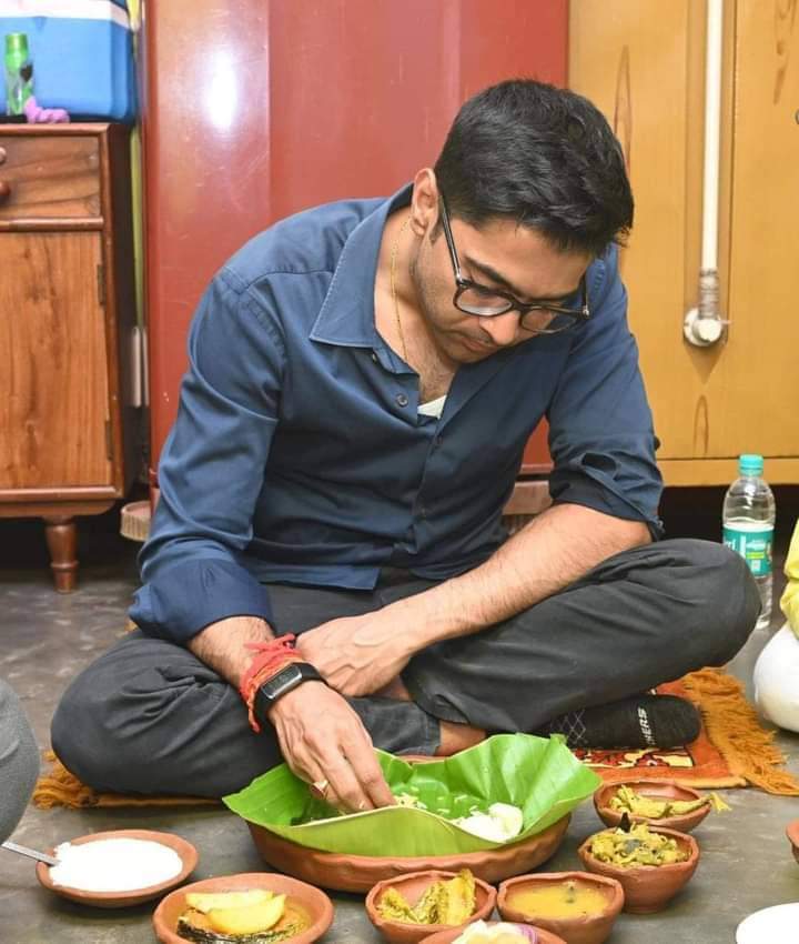 Jayanta22029428's tweet photo. আজ দুপুরে গৃহশিক্ষিক জীবন বাবুর বাড়িতেই মধ্যাহ্নভোজ সারলেন অধিনায়ক।।
জীবন বাবু কোনো রাজনৈতিক দলের সমর্থক নন।। ভালোবেসেই আপ্যায়ন করে খাওয়ালেন অভিষেক বন্দ্যোপাধ্যায় কে।।
#AbhishekBanerjee #TrinamooleNaboJowar #JonoSanjogYatra #Jayanta
#FAM4TMC https://t.co/MiA1bA0Xvh