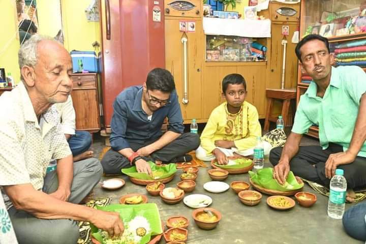 Jayanta22029428's tweet photo. আজ দুপুরে গৃহশিক্ষিক জীবন বাবুর বাড়িতেই মধ্যাহ্নভোজ সারলেন অধিনায়ক।।
জীবন বাবু কোনো রাজনৈতিক দলের সমর্থক নন।। ভালোবেসেই আপ্যায়ন করে খাওয়ালেন অভিষেক বন্দ্যোপাধ্যায় কে।।
#AbhishekBanerjee #TrinamooleNaboJowar #JonoSanjogYatra #Jayanta
#FAM4TMC https://t.co/MiA1bA0Xvh