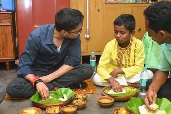 Jayanta22029428's tweet photo. আজ দুপুরে গৃহশিক্ষিক জীবন বাবুর বাড়িতেই মধ্যাহ্নভোজ সারলেন অধিনায়ক।।
জীবন বাবু কোনো রাজনৈতিক দলের সমর্থক নন।। ভালোবেসেই আপ্যায়ন করে খাওয়ালেন অভিষেক বন্দ্যোপাধ্যায় কে।।
#AbhishekBanerjee #TrinamooleNaboJowar #JonoSanjogYatra #Jayanta
#FAM4TMC https://t.co/MiA1bA0Xvh