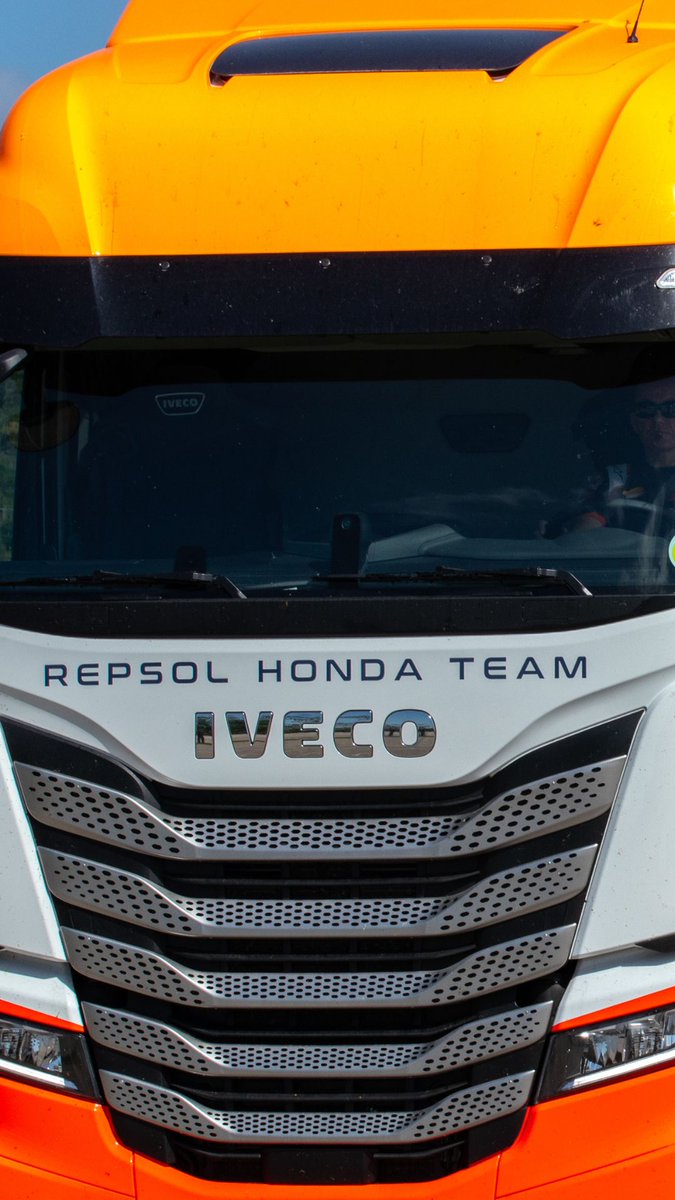 IvecoES's tweet photo. No lo sabes, pero DESDE YA estos van a ser tus fondos de pantalla favoritos para el móvil 😍🚛🙌
¡Sólo tienes que pinchar encima y descargar la imagen! #SpanishGP @HRC_MotoGP #MM93 #JM36 #IL7 https://t.co/KYE2xTOBkr