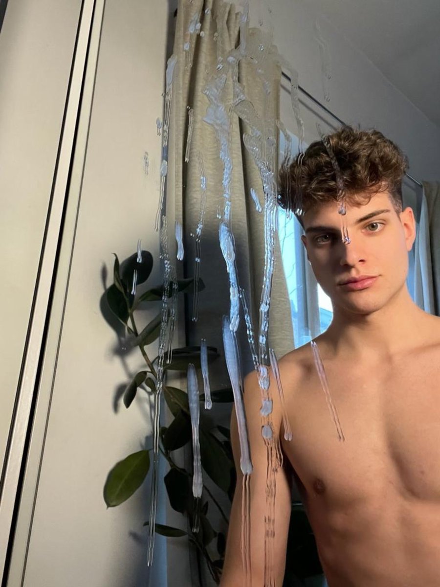 WhyattSteven's tweet photo. Who s gonna help me to clean? 👅 #fitness https://t.co/UbD1MK7RZu