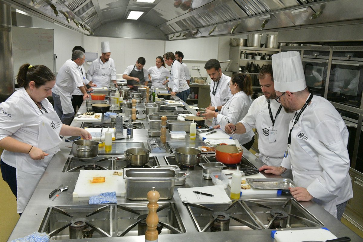 bculinary's tweet image. 🍚🍽 ARROCES: PAELLA, MELOSOS, CALDOS Y SECOS - Durante una semana, los/as profesionales del curso intensivo han podido aprender todo sobre arroces junto a los chefs profesores @luis_arrufat y José Piña. ¡Gracias a todos/as! #mybculinary #cursosBCC