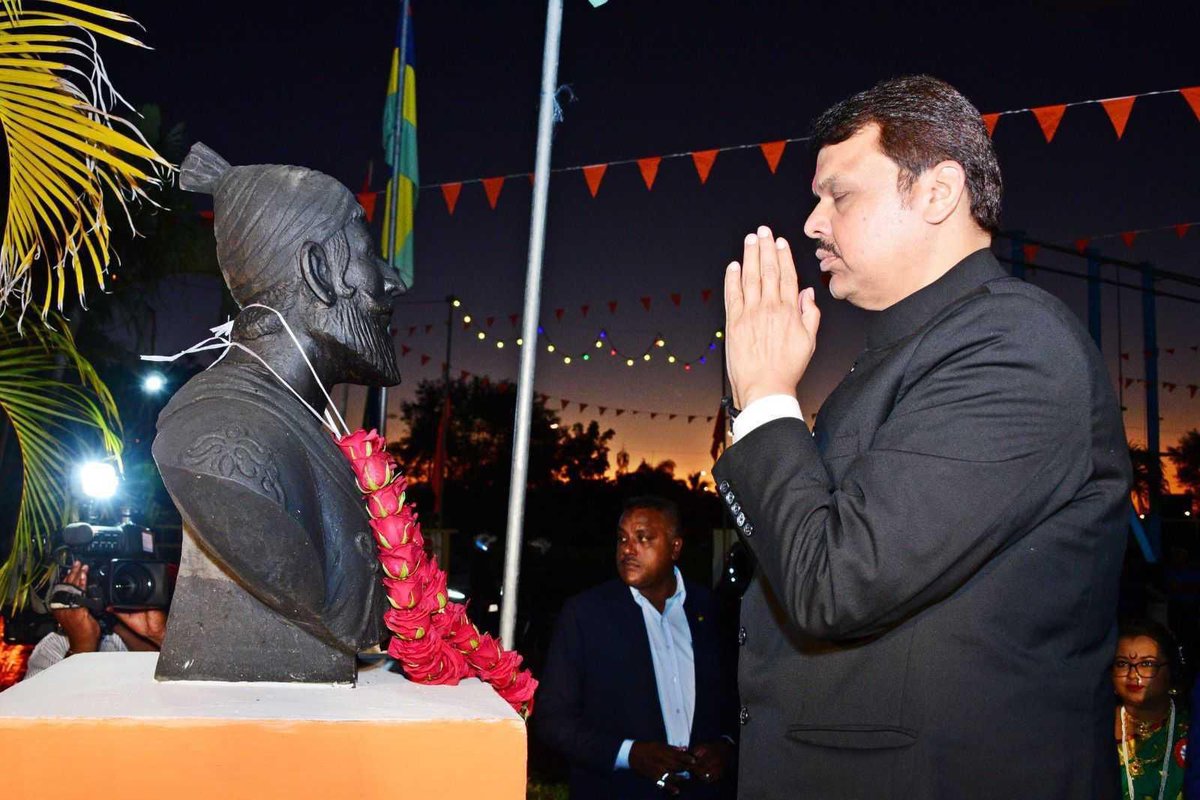 BJYM4Mumbai's tweet photo. Chhatrapati Shivaji Maharaj’s statue got installed 5000 kms away from His homeland, that too at the hands of the Hon’ble Prime Minister of Mauritius Shri @KumarJugnauth Ji, and Hon’ble DCM Shri @Dev_Fadnavis Ji and
#DevendraInMauritius #ShivajiDayInMauritius https://t.co/wpMGiOHP0p