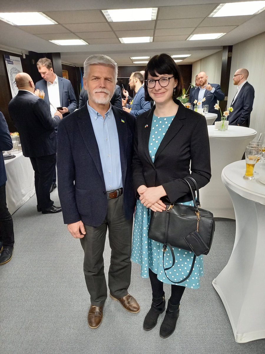 TerezaSouskova's tweet photo. 🇨🇿🇺🇦V těchto dnech k nám do Kyjeva přijel na oficiální návštěvu @prezidentpavel Jeho návštěva je významné gesto podpory všem Ukrajinkám a Ukrajincům, kteří bojují za svoji (i naši) svobodu a je mi ctí, že jsem za @CzechCentreKyiv mohla být u toho. https://t.co/XTQRgFwsvU