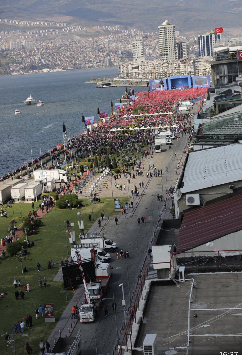 TMollaveisoglu's tweet photo. Erdoğan’ın İzmir mitingini an itibari ile nasıl manipüle ettiklerini paylaşıyorum.. 
Fotoğraflar anlık! https://t.co/uXUYdKaPFh