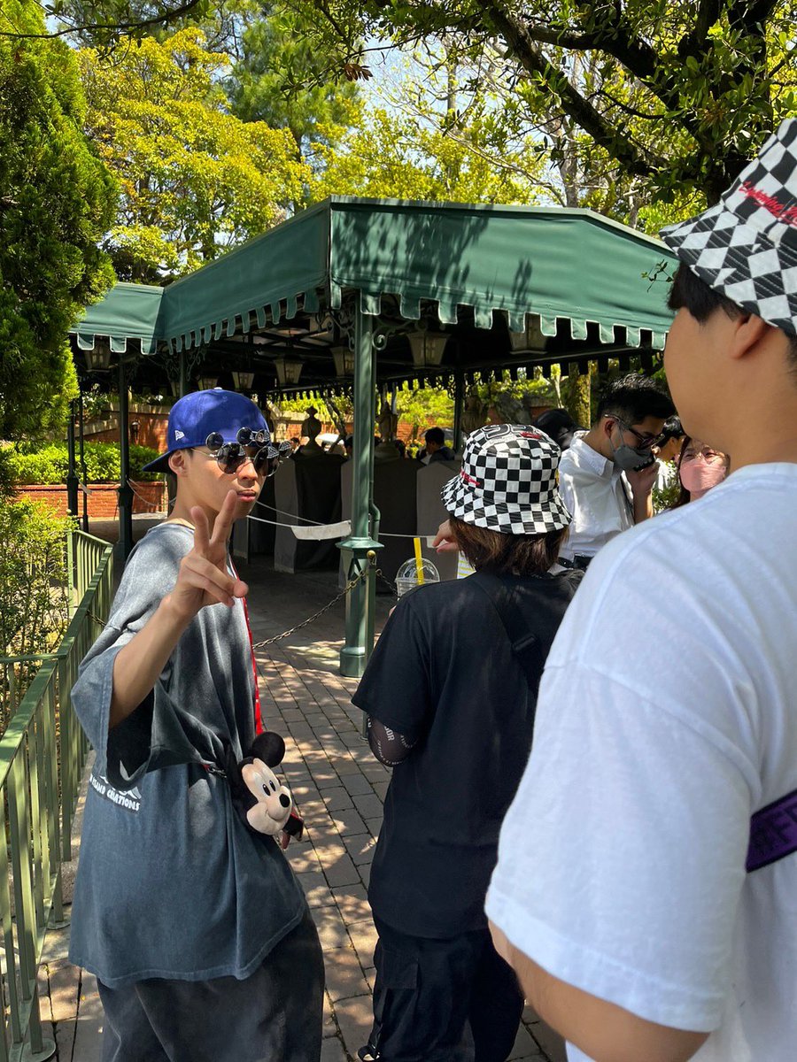 SneakerBOODY's tweet photo. 親友たちとディズニー https://t.co/K690j6MxRB