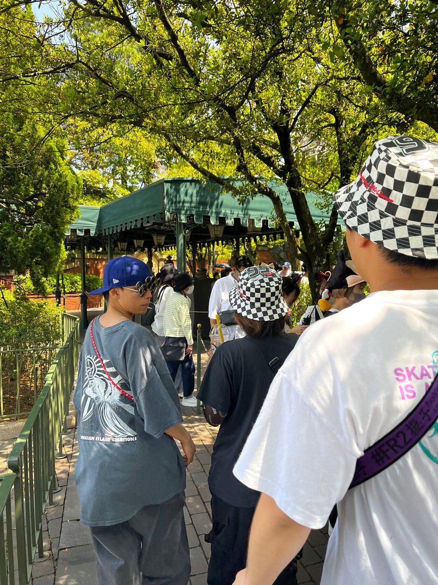 SneakerBOODY's tweet photo. 親友たちとディズニー https://t.co/K690j6MxRB