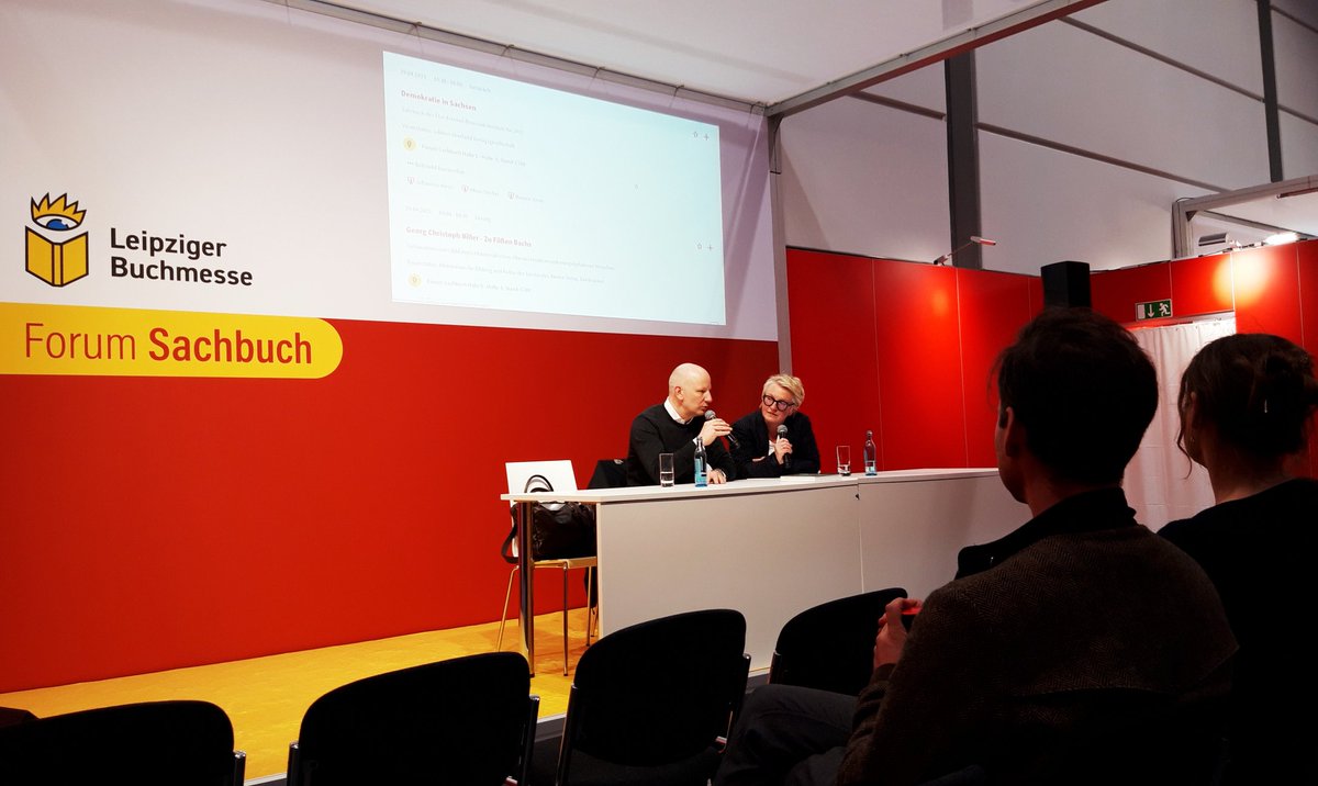 "Demokratie in Sachsen": Oliver Decker von der <a href="/UniLeipzig/">UNIVERSITÄT LEIPZIG</a> stellt Jahrbuch des @EFBI_Sachsen auf #lbm23 vor. "Kein Grund zur Entwarnung" bei rechtsextremen Einstellungen, so Decker. Und: Wir-gegen-die-Denken sei weit verbreitet in #Sachsen. <a href="/tolsax/">Netzwerk Tolerantes Sachsen</a> <a href="/buchmesse/">Leipziger Buchmesse</a> #Rechts <a href="/SachsenDe/">Sächsische Staatskanzlei</a>