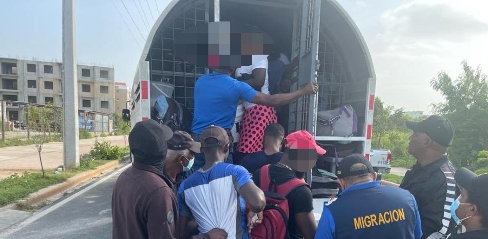QuisqueyaReport's tweet photo. #InternacionalesQR | La ONU llama a detener la repatriación de haitianos desde América y el Caribe.

El 90 por ciento de los haitianos deportados desde las Américas se hicieron desde el territorio dominicano. https://t.co/HHB6HzOKee