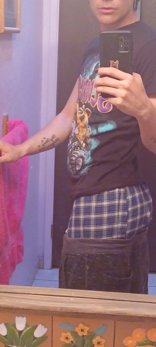 Wanting someone to cum fuck me😏
#sagging #hanes #boxers #plaidboxers