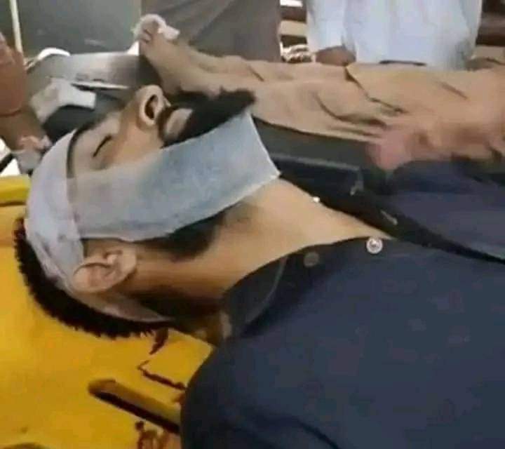 fozisidd's tweet photo. بنوں: غربت سے تنگ باپ نے چار بچوں کو مارنے سے پہلے نشے کے انجیکشنز لگائے پھر گولیاں مار دیں تا کہ موت کے وقت لاڈلوں کو درد کم ھو اور خود بھی خودکشی کی۔ 

اگر یہ خبر درست ہے تو انتہائی افسوسناک بات ہے اور قوم کے لیئے بھی شرم سے ڈوب مرنے کا مقام ہے ایسا کیسے ہوا کہ کوئی پڑوسی پریشان ہے اور ہم کو اس کا ادراک نہیں وہ بھی بنوں میں جہاں سب کو ایک دوسرے کے گھروں کا نا صرف پتہ ہوتا ہے بلکہ کیا پکای�� کیا کھایا سب معلوم ہوتا ہے تو یہ واقعہ کیوں اور کیسے ہوا کسی کو معلوم ہے اس بارے میں یہ اس فیملی کے بارے میں ؟
اللہ کاش یہ معاملہ پہلے ہمارے سامنے آجاتا تو قیمتی جانوں کا نقصان نا ہوتا۔ 

#ActiveInsafians