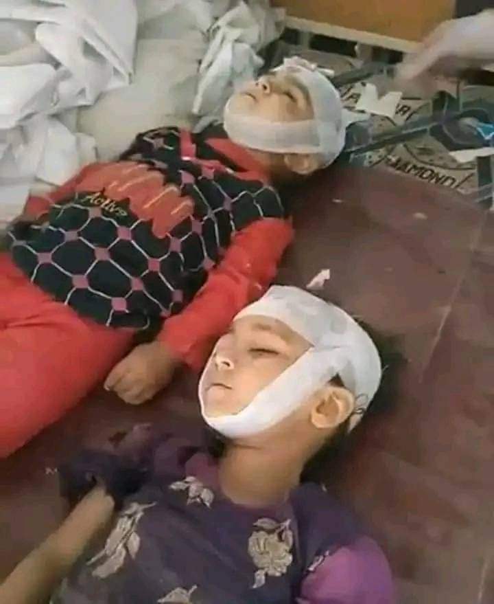 fozisidd's tweet photo. بنوں: غربت سے تنگ باپ نے چار بچوں کو مارنے سے پہلے نشے کے انجیکشنز لگائے پھر گولیاں مار دیں تا کہ موت کے وقت لاڈلوں کو درد کم ھو اور خود بھی خودکشی کی۔ 

اگر یہ خبر درست ہے تو انتہائی افسوسناک بات ہے اور قوم کے لیئے بھی شرم سے ڈوب مرنے کا مقام ہے ایسا کیسے ہوا کہ کوئی پڑوسی پریشان ہے اور ہم کو اس کا ادراک نہیں وہ بھی بنوں میں جہاں سب کو ایک دوسرے کے گھروں کا نا صرف پتہ ہوتا ہے بلکہ کیا پکای�� کیا کھایا سب معلوم ہوتا ہے تو یہ واقعہ کیوں اور کیسے ہوا کسی کو معلوم ہے اس بارے میں یہ اس فیملی کے بارے میں ؟
اللہ کاش یہ معاملہ پہلے ہمارے سامنے آجاتا تو قیمتی جانوں کا نقصان نا ہوتا۔ 

#ActiveInsafians