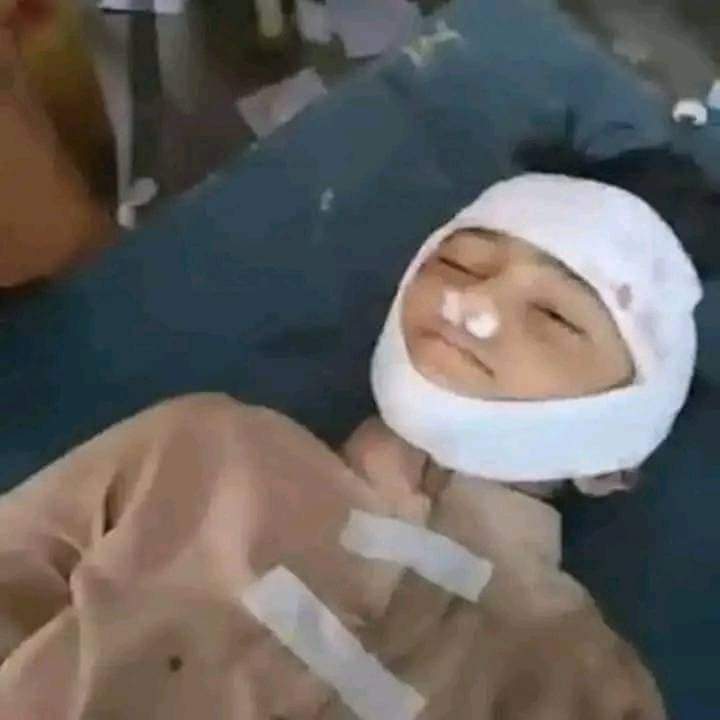 fozisidd's tweet photo. بنوں: غربت سے تنگ باپ نے چار بچوں کو مارنے سے پہلے نشے کے انجیکشنز لگائے پھر گولیاں مار دیں تا کہ موت کے وقت لاڈلوں کو درد کم ھو اور خود بھی خودکشی کی۔ 

اگر یہ خبر درست ہے تو انتہائی افسوسناک بات ہے اور قوم کے لیئے بھی شرم سے ڈوب مرنے کا مقام ہے ایسا کیسے ہوا کہ کوئی پڑوسی پریشان ہے اور ہم کو اس کا ادراک نہیں وہ بھی بنوں میں جہاں سب کو ایک دوسرے کے گھروں کا نا صرف پتہ ہوتا ہے بلکہ کیا پکای�� کیا کھایا سب معلوم ہوتا ہے تو یہ واقعہ کیوں اور کیسے ہوا کسی کو معلوم ہے اس بارے میں یہ اس فیملی کے بارے میں ؟
اللہ کاش یہ معاملہ پہلے ہمارے سامنے آجاتا تو قیمتی جانوں کا نقصان نا ہوتا۔ 

#ActiveInsafians