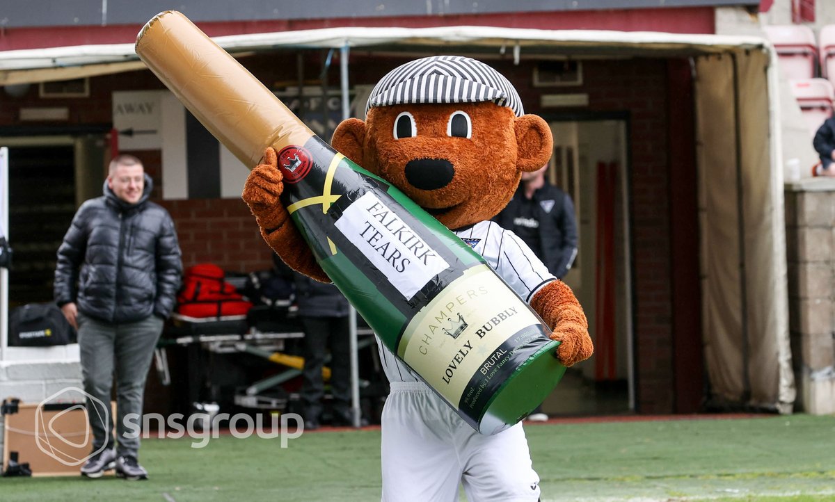 snsgroup's tweet photo. 📸 Dunfermline mascot Sammy the Tammy reacts  to the #ScottishCup Semi-Final result... https://t.co/SuWfjqt0Tl