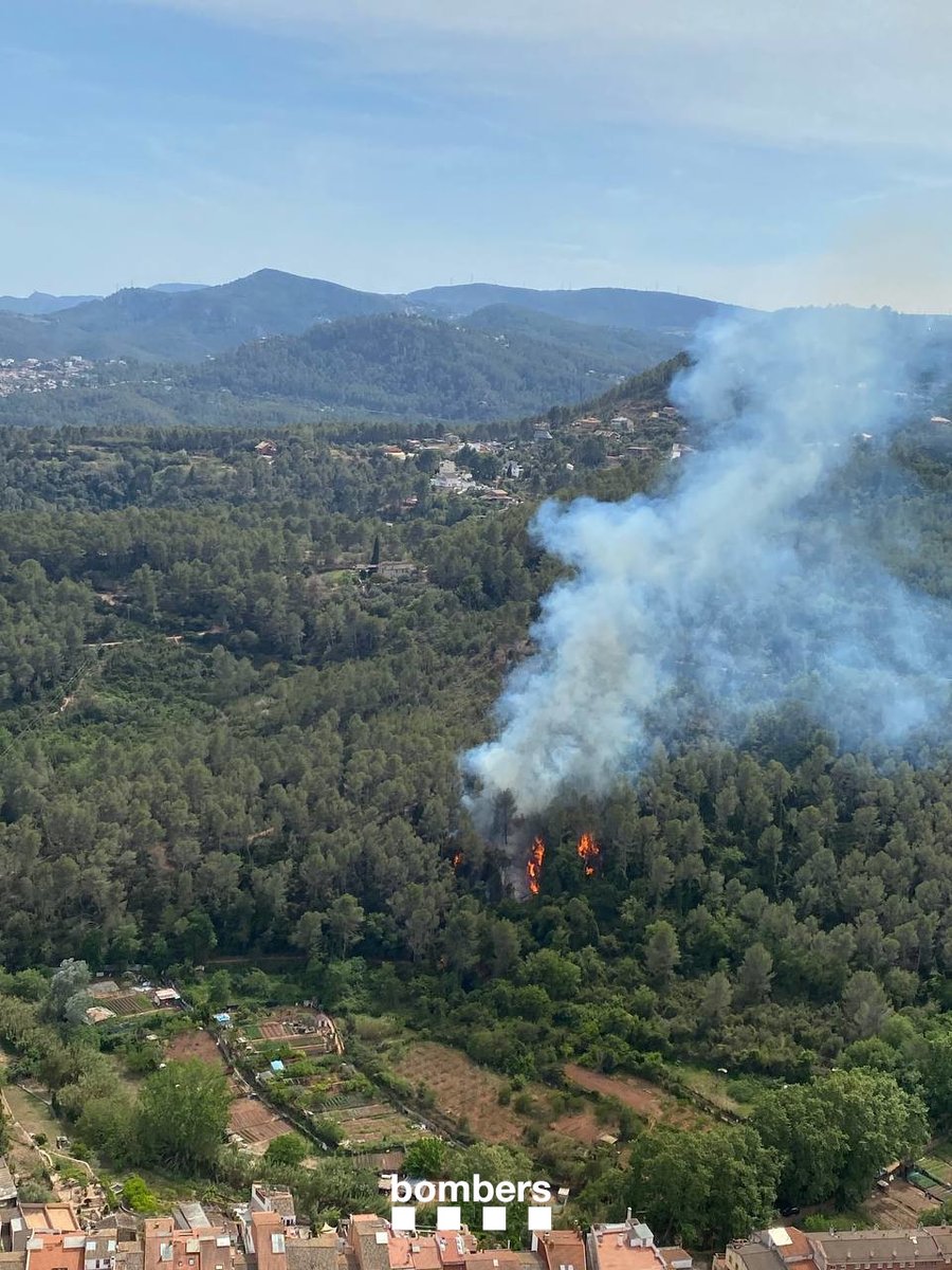 bomberscat's tweet photo. 🔥 Incendi de vegetació a la zona de can Llopart de la Palma de Cervelló. 

Hem activat 11 dotacions i 3 #maer 
: 1 helicòpter i 2 avions de vigilància i atac (AVA). https://t.co/e4gdJjIObO