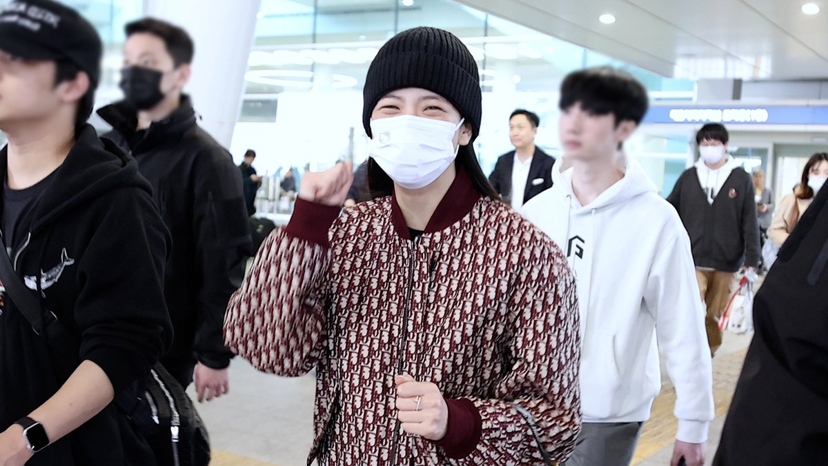 #BLACKPINK #JISOO #블랙핑크 #지수 입국 Incheon Airport Arrival (Fancam) | 인천공항 • 비몽 2023.04.29

youtu.be/vqMlGO3FPas