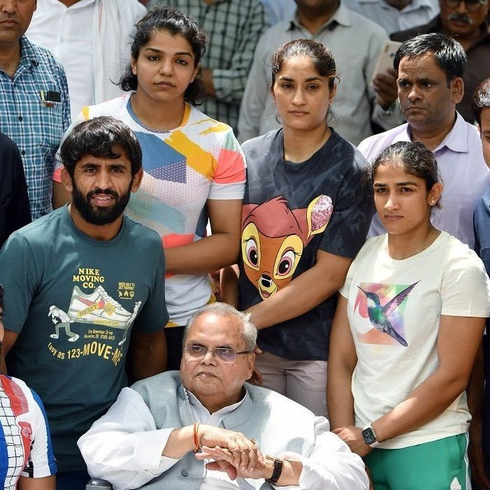 rajput_of_india's tweet image. Special #जाट_gang के लिए 
मैडल ल्वायें है ......!!!!
   मैडल ल्वावें है .....!! 

अरे कितने मेडल लाई हो ???? और चलो मान लिया कि ल्याई हो , तो क्या घर से निकल के सीधी मेडल ही ठा लाई हो ???? 

    स्पोर्ट्स अथाॅरिटी आफ इंडिया, और WFI ने करोडो खर्चे है तुम मे । पर्सनल कोच , विदेशो…