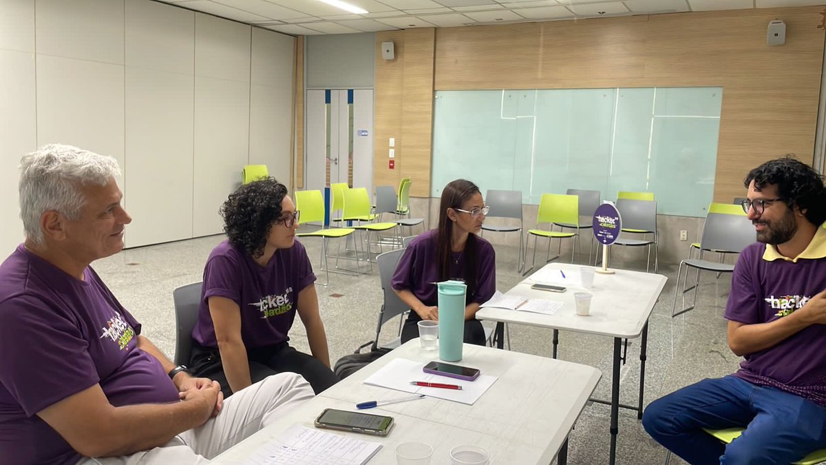 Desafio 1 concluída as apresentações e jurados reunidos para avaliação e escolher equipe vencedora. #hackercidadao10 #Tecnologia #inovacao