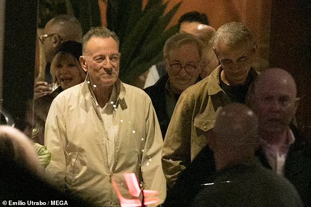 Barack Obama, Bruce Springsteen &amp; Steven Spielberg walk into a bar …

-restaurant 
-in Barcelona
-before Michelle Obama gets on stage for Springsteen’s concert to sing Glory Days…

New favorite dream dinner…