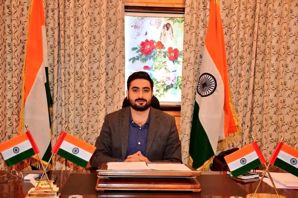 RisingKashmir's tweet photo. #AkshayLabroo assumes charge as Deputy Commissioner #Budgam

@dicbudgam
@DC_Budgam https://t.co/OK1CIdqvk3 https://t.co/7aYR0qaTsf