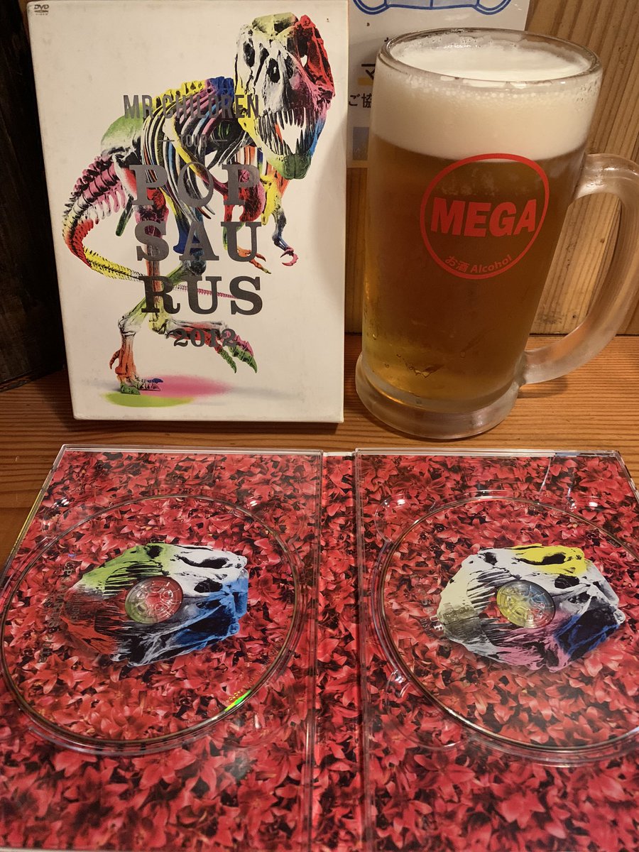 NO0NAME's tweet photo. 土曜の夜はビールとミスチル。
やっとPOP SAURUS 2012を手に入れました☺️
昨日の余韻がまだ残ってます。
日頃ミスチルの話できる人ほぼいないのに昨日は曲が流れてすぐにみんなが「口がすべっていいよね〜」でわかる人ばかりに感動でした😭
#MrChildren
#POPSAURUS
#口がすべって https://t.co/ezQRlGWcHJ
