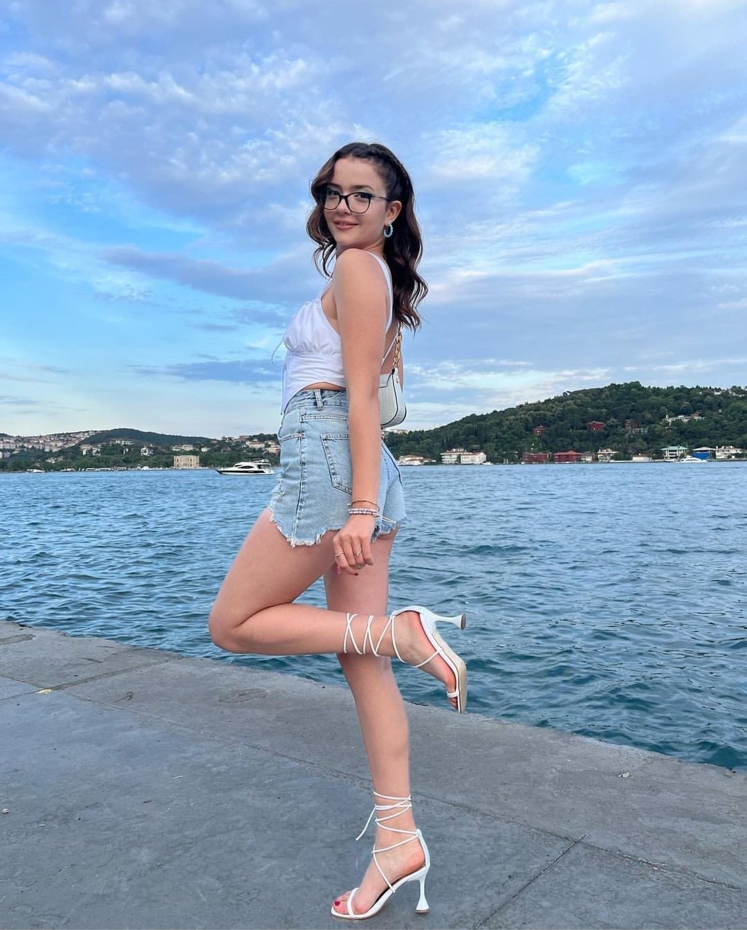 TürkÜnlüAyaklar on X: Feride Özdinç t.co3sR34kLRCU  t.co3K7nWV8AEZ  X
