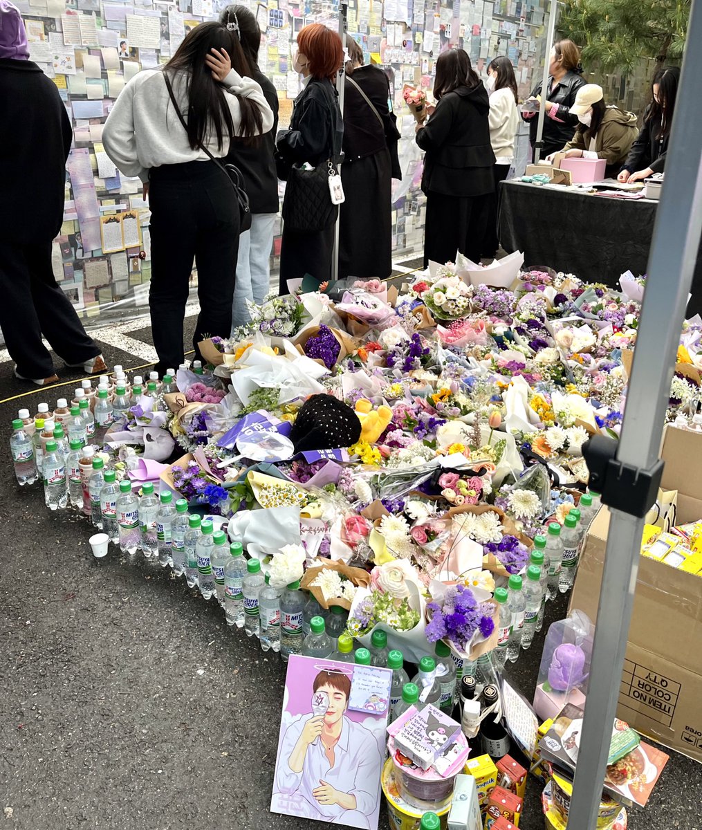moontrishaa's tweet photo. Delivered our letters for Moonbin in Fantagio’s memorial space instead so that it will be kept much longer. I only got limited time to visit there that’s why I wasn’t able to take much pictures. I finished the notebook for 1 day only cos I also had very limited time 🥺😭 + https://t.co/JZewcJhoBa