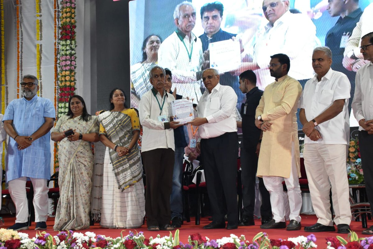 આજરોજ માન. મુખ્યમંત્રીશ્રીનાં વરદ્દ હસ્તે તથા માન. પ્રભારી મંત્રીશ્રી અને અન્ય મહાનુભાવોની ઉપસ્થિતિમાં કચ્છ જિલ્લાના ભૂકંપ અસરગ્રસ્તોને સનદ અને પ્રોપર્ટી કાર્ડ વિતરણ કાર્યક્રમ ભુજ ટાઉનહોલ ખાતે યોજાયો હતો.
<a href="/CMOGuj/">CMO Gujarat</a> <a href="/revenuegujarat/">Revenue Dep. Gujarat</a> <a href="/Bhupendrapbjp/">Bhupendra Patel</a>