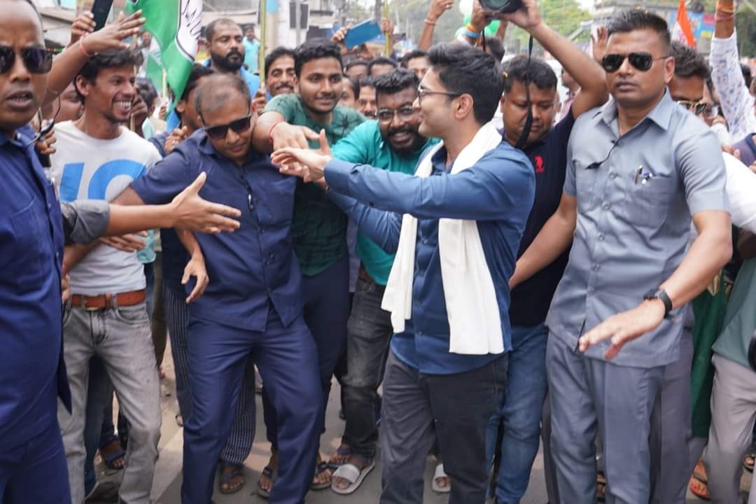 KhelaHobe2024's tweet photo. জনগণের সমর্থনে আমরা সকল বাধা অতিক্রম করে এগিয়ে যাবো উন্নয়নের পথে।

দলের সর্বভারতীয় সাধারণ সম্পাদক শ্রী @abhishekaitc আজ জলপাইগুড়িতে মানুষের অভূতপূর্ব সমর্থনের সাক্ষী থেকেছেন।
#TrinamooleNaboJowar-এর মাধ্যমে, বাংলার ���্রতিটি মানুষের জীবনযাপনে বদল আনতে আমরা বদ্ধপরিকর।
#KhelaHobe https://t.co/PIQt3xIszG