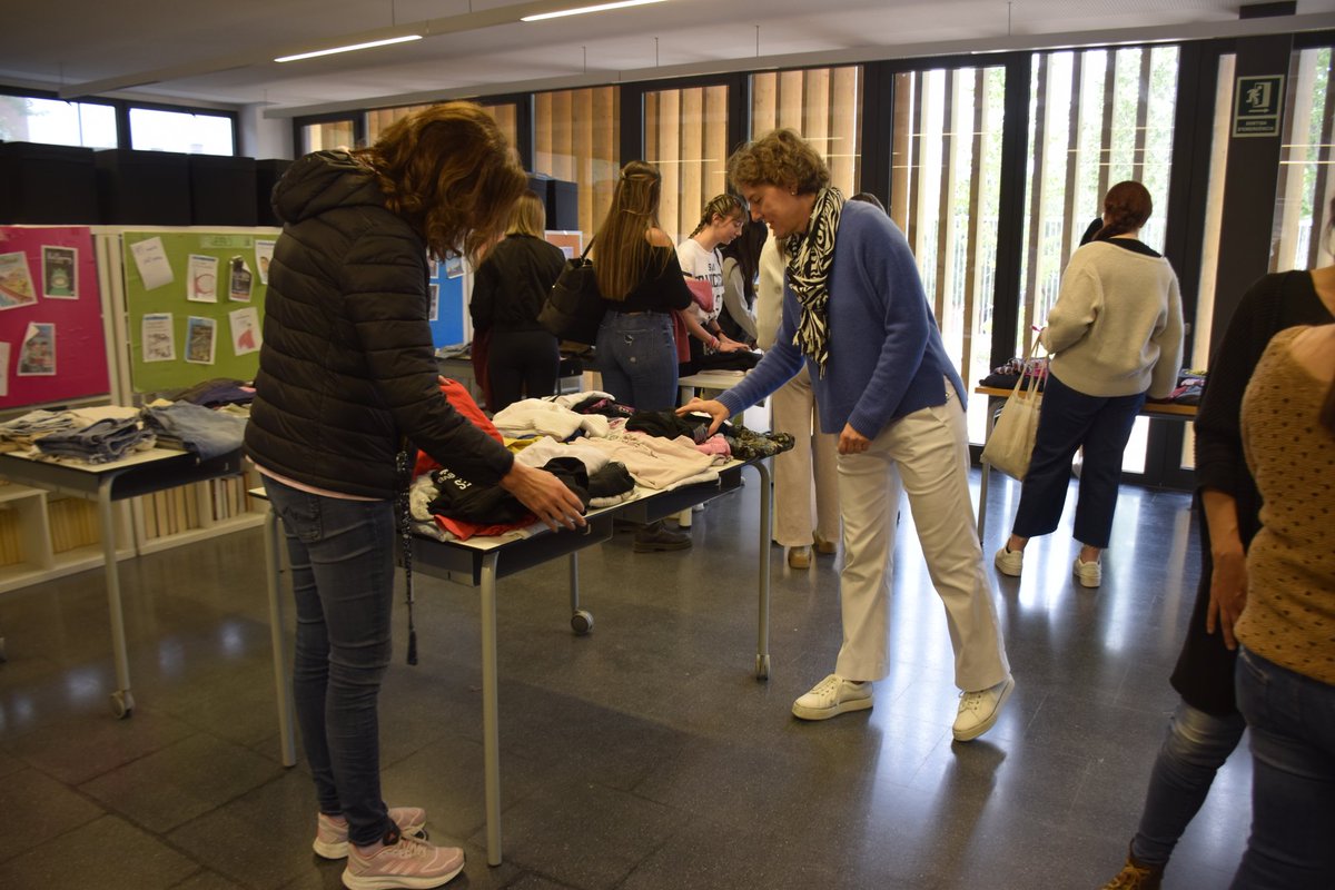 aimerigues's tweet photo. Una iniciativa que va néixer petita però que, gràcies a la implicació de les alumnes de 2n de batxillerat, del professorat i de l'alumnat, que va respondre-hi amb alegria, va resultar molt reeixida i extraordinàriament educativa. #Repetirem #SantJordiAimeric https://t.co/wgAiIBy9AM