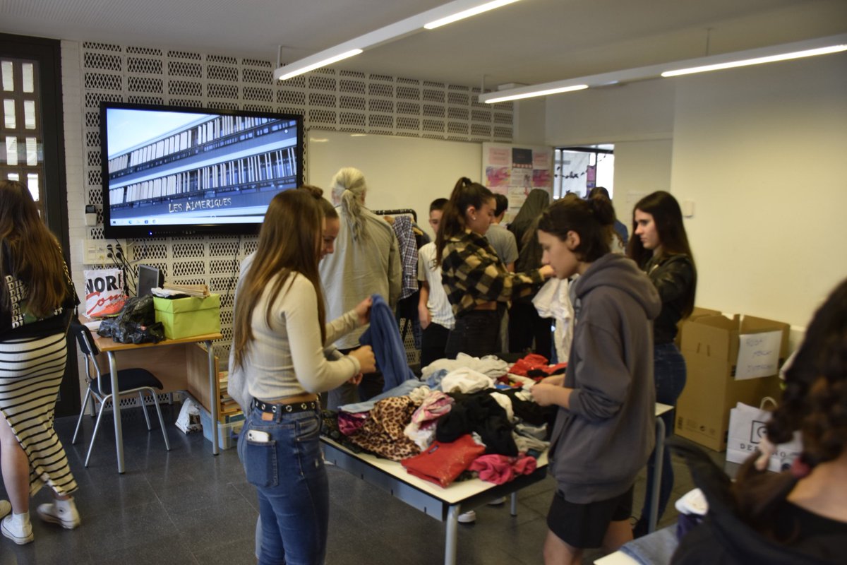aimerigues's tweet photo. Una iniciativa que va néixer petita però que, gràcies a la implicació de les alumnes de 2n de batxillerat, del professorat i de l'alumnat, que va respondre-hi amb alegria, va resultar molt reeixida i extraordinàriament educativa. #Repetirem #SantJordiAimeric https://t.co/wgAiIBy9AM