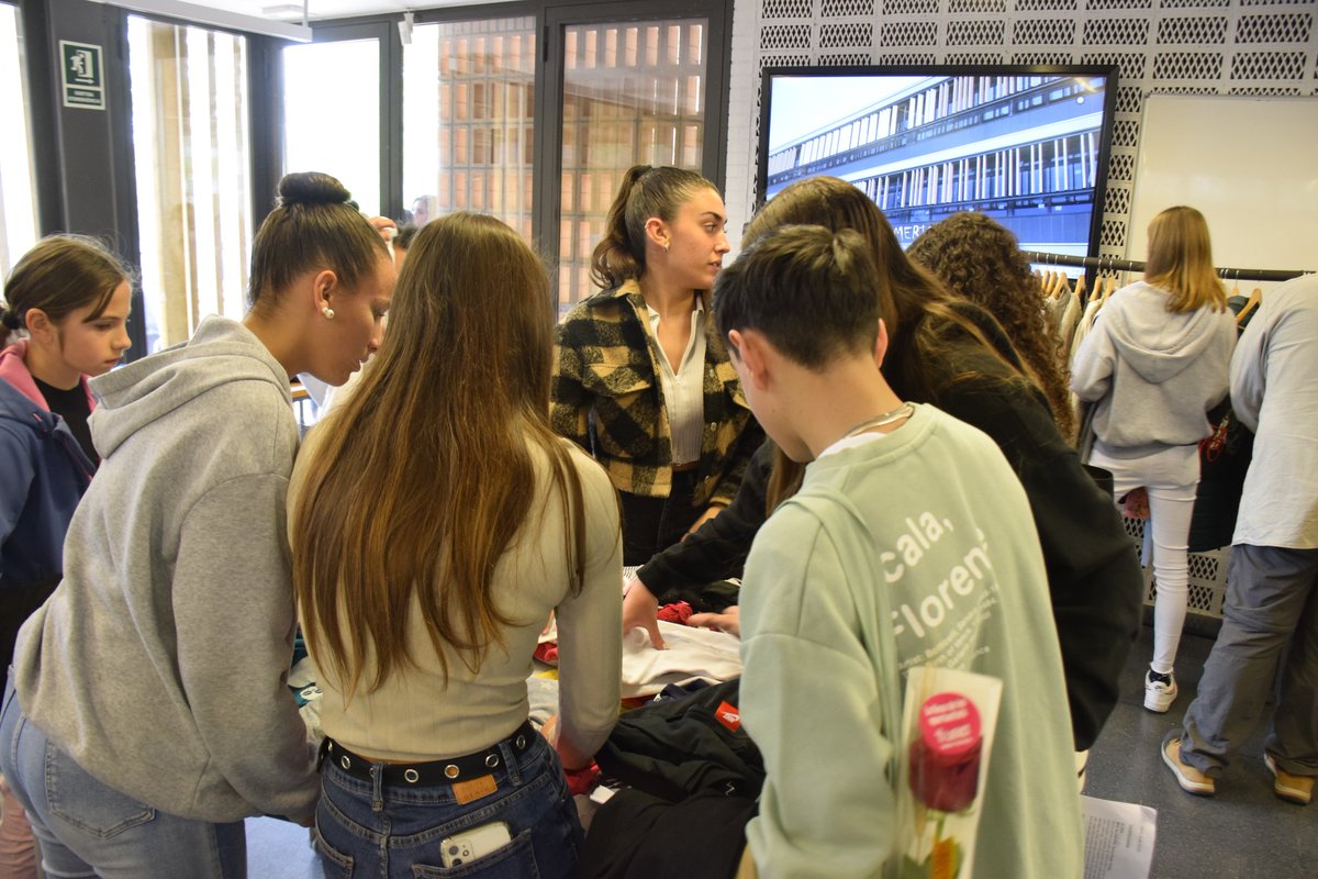 aimerigues's tweet photo. Una iniciativa que va néixer petita però que, gràcies a la implicació de les alumnes de 2n de batxillerat, del professorat i de l'alumnat, que va respondre-hi amb alegria, va resultar molt reeixida i extraordinàriament educativa. #Repetirem #SantJordiAimeric https://t.co/wgAiIBy9AM