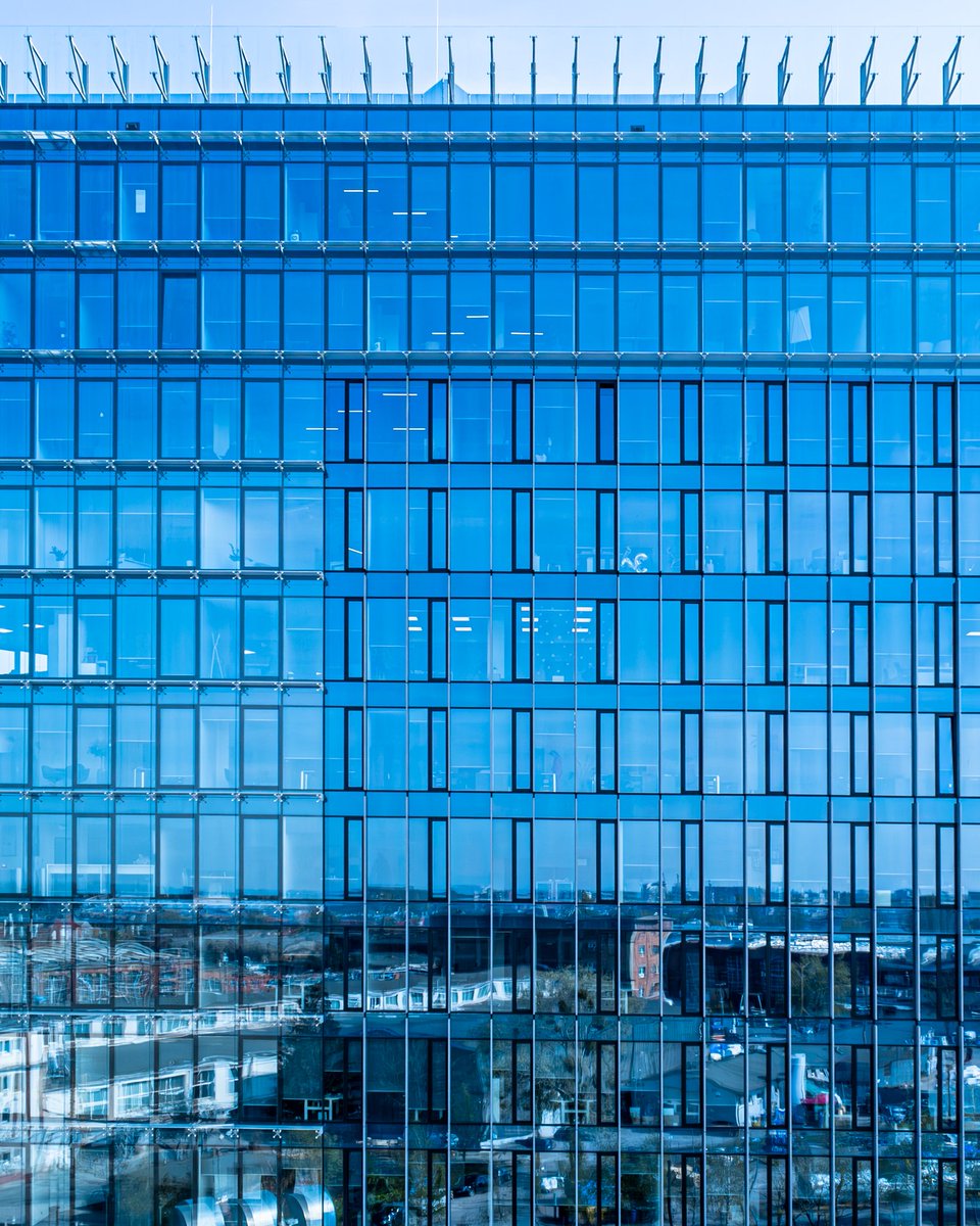 belu_p_fly's tweet photo. Giant mirror building.
#wroclaw #djimini2 #architecture #modernarchitecture #glassbuilding https://t.co/MYDFV6jlBX