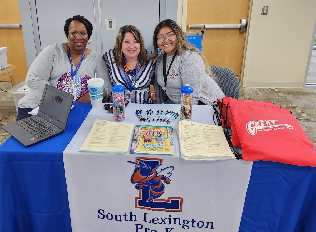 KellyYo2016's tweet photo. Excited to be with these ladies at DDCC for Kick Off to Kindergarten representing Lexington City Schools and South Lexington School 
@LCSJackets @SL_Jackets https://t.co/8UKuaV4dOw