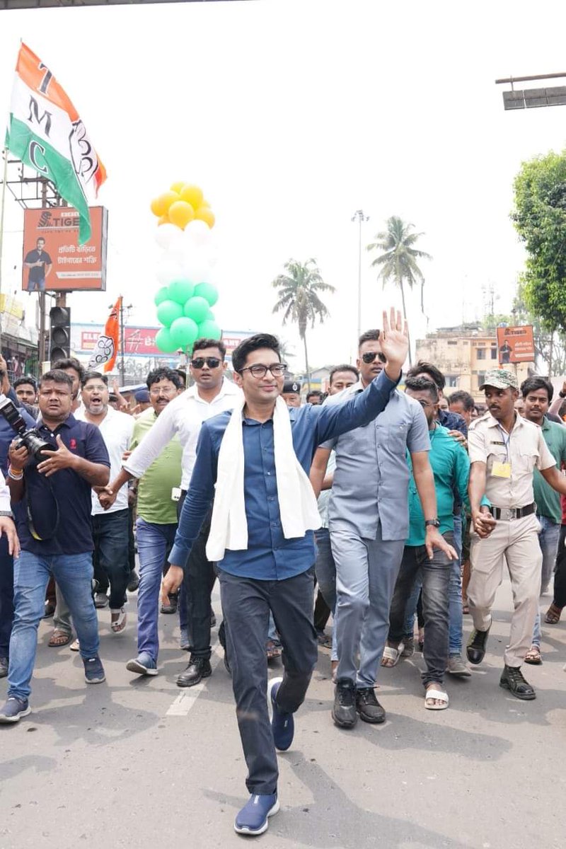KhelaHobe2024's tweet photo. জনগণের সমর্থনে আমরা সকল বাধা অতিক্রম করে এগিয়ে যাবো উন্নয়নের পথে।

দলের সর্বভারতীয় সাধারণ সম্পাদক শ্রী @abhishekaitc আজ জলপাইগুড়িতে মানুষের অভূতপূর্ব সমর্থনের সাক্ষী থেকেছেন।
#TrinamooleNaboJowar-এর মাধ্যমে, বাংলার ���্রতিটি মানুষের জীবনযাপনে বদল আনতে আমরা বদ্ধপরিকর।
#KhelaHobe https://t.co/PIQt3xIszG