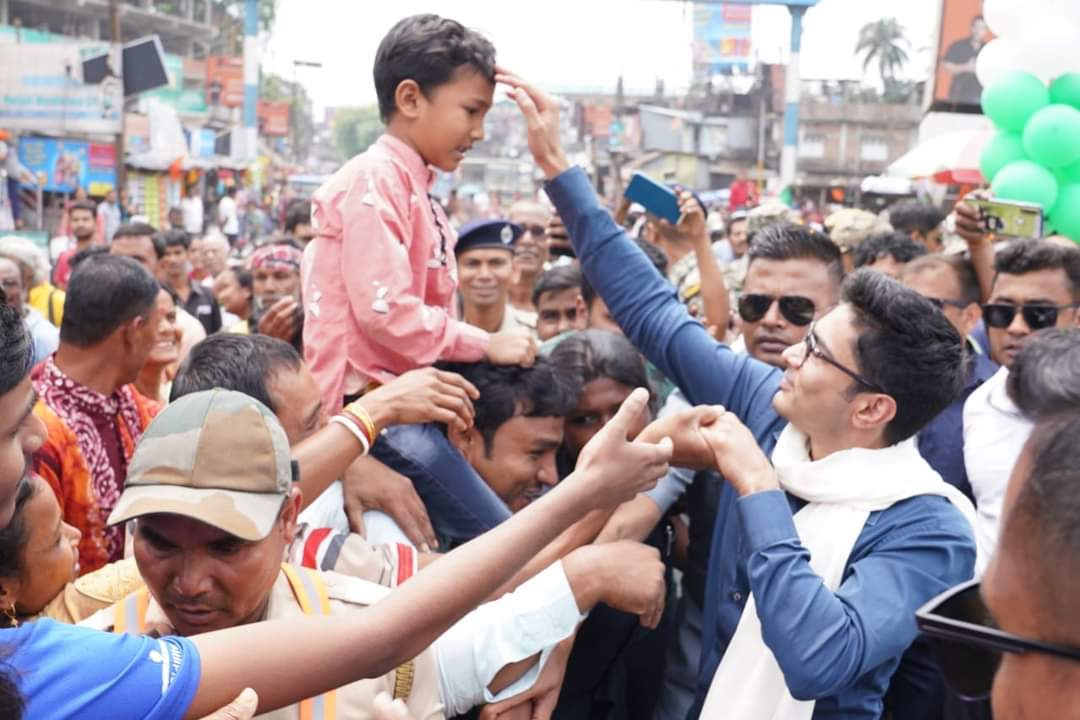 KhelaHobe2024's tweet photo. জনগণের সমর্থনে আমরা সকল বাধা অতিক্রম করে এগিয়ে যাবো উন্নয়নের পথে।

দলের সর্বভারতীয় সাধারণ সম্পাদক শ্রী @abhishekaitc আজ জলপাইগুড়িতে মানুষের অভূতপূর্ব সমর্থনের সাক্ষী থেকেছেন।
#TrinamooleNaboJowar-এর মাধ্যমে, বাংলার ���্রতিটি মানুষের জীবনযাপনে বদল আনতে আমরা বদ্ধপরিকর।
#KhelaHobe https://t.co/PIQt3xIszG