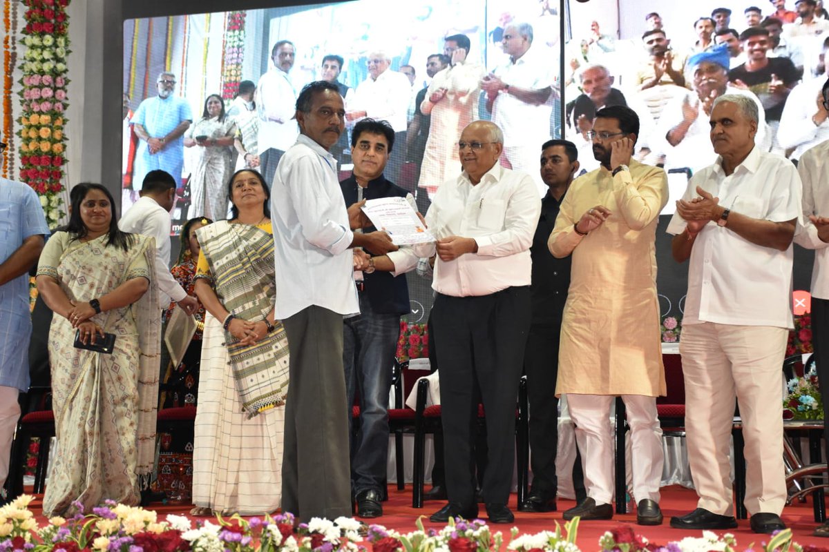 આ પ્રસંગે મંચ પરથી પ્રતિકરૂપે ૨૦ લાભાર્થીઓને માનનીય મુખ્યમંત્રીશ્રીના હસ્તે સનદ અને પ્રોપર્ટી કાર્ડનું વિતરણ કરવામાં આવ્યું હતું. આ સાથે કચ્છના કુલ્લ ૧૪ હજાર લોકોને પોતાના ઘરની સનદ અને પ્રોપર્ટી કાર્ડ મળશે. 
<a href="/CMOGuj/">CMO Gujarat</a> <a href="/revenuegujarat/">Revenue Dep. Gujarat</a> <a href="/Bhupendrapbjp/">Bhupendra Patel</a> <a href="/prafulpbjp/">Praful Pansheriya</a>