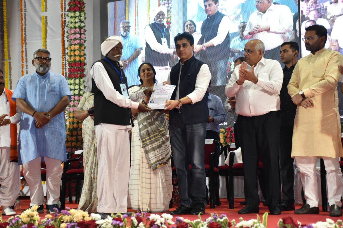 collectorkut's tweet photo. આ પ્રસંગે મંચ પરથી પ્રતિકરૂપે ૨૦ લાભાર્થીઓને માનનીય મુખ્યમંત્રીશ્રીના હસ્તે સનદ અને પ્રોપર્ટી કાર્ડનું વિતરણ કરવામાં આવ્યું હતું. આ સાથે કચ્છના કુલ્લ ૧૪ હજાર લોકોને પોતાના ઘરની સનદ અને પ્રોપર્ટી કાર્ડ મળશે. 
@CMOGuj @revenuegujarat @Bhupendrapbjp @prafulpbjp https://t.co/FO26EgzebN