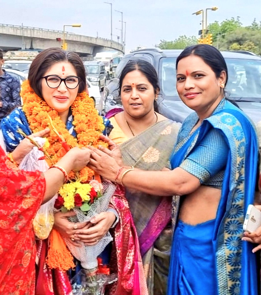 durga_katariya's tweet photo. आज भाजपा महिला मोर्चा प्रदेश अध्यक्ष(राजस्थान)@AlkaMundra जी एवं जयपुर जिला अध्यक्ष @anuradha_aa जी के साथ राष्ट्रीय महामंत्री (भाजपा महिला मोर्चा) @deeptirawatbjp जी का जयपुर मे स्वागत किया I
@BJP4Rajasthan https://t.co/wQvwY9bJYH