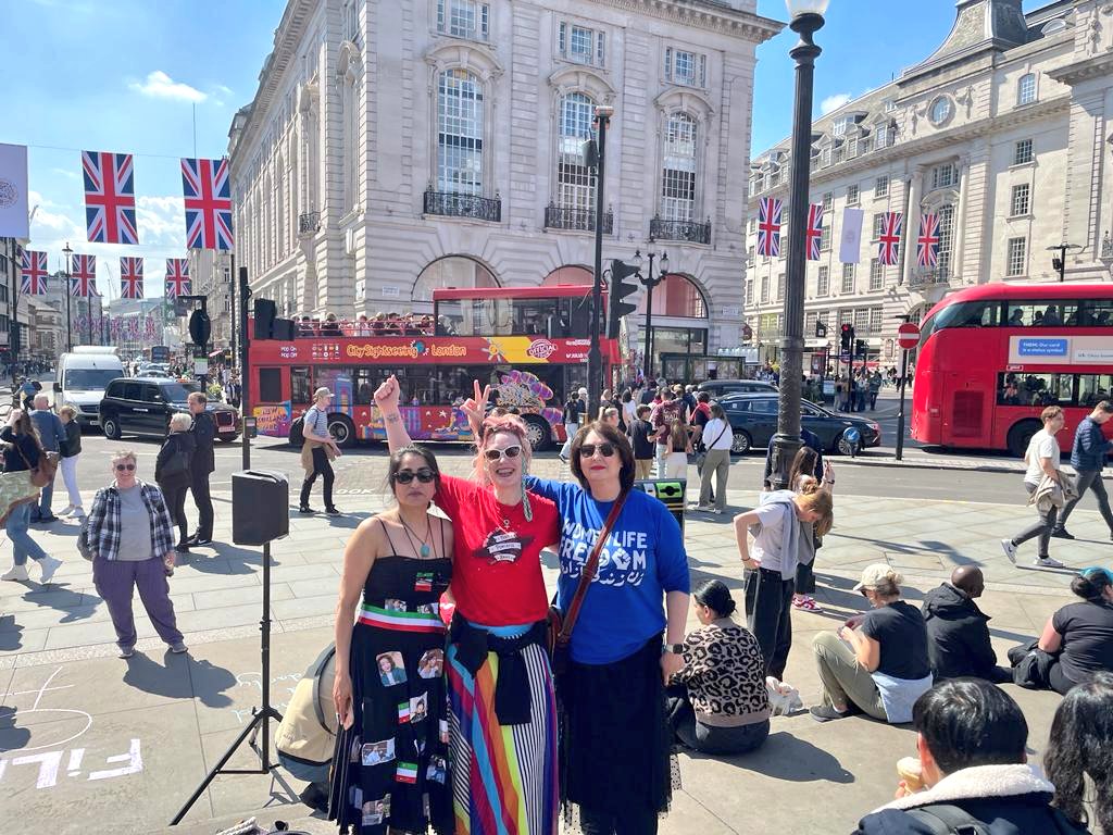 FiLiA_charity's tweet photo. We are about to start our #solidarity #Dance4Freedom at #PiccadillyCircus - please join us if you can! #Hair4Freedom #MahsaAmini #WomanLifeFreedom #ZanZendegiAzadi #JinJiyanAzadi #IranianRevolution #Iran #WomensRevolution @One_Law_for_All @FreyaVanadiss @MaryamNamazie https://t.co/h1zRmkxYYH