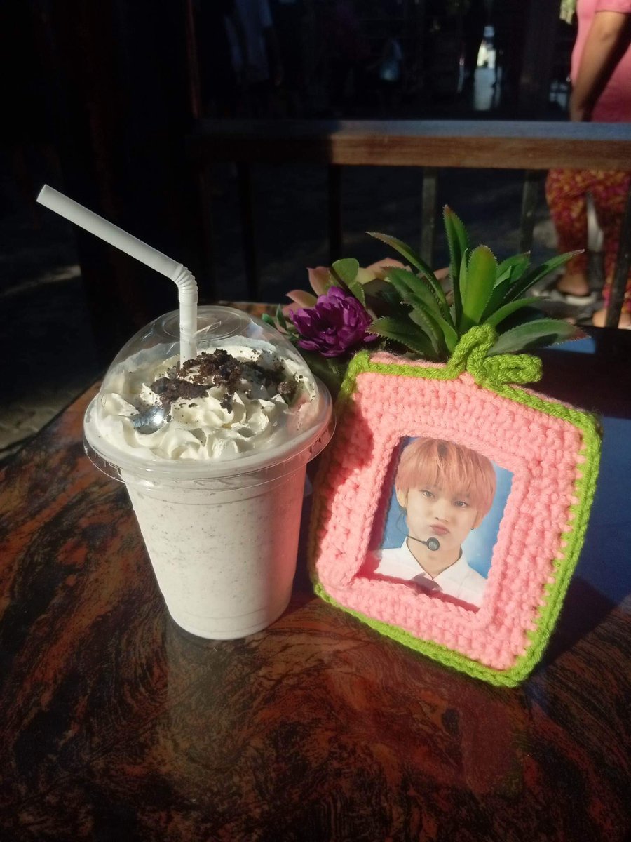 4shicart's tweet photo. ‼️ MISSING PHOTOCARD ‼️

— last found in “water camp resort in kawit cavite”
— sa may cottage area or mini cafe/bar ko ata naiwan?
— nakalagay sa crochet pc holder exactly kung ano yung nasa pic
—willing to give small amount of money if found >< 

pls help rt https://t.co/Gie8bbty5C