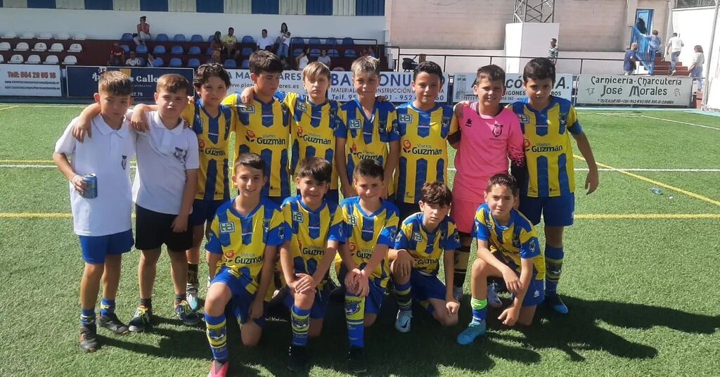 Cdlauro's tweet photo. Hoy ha sido un dia  complicado para nuestro 4°Alevin A contra uno de los líderes de su grupo .

‼️Muchos ánimos chicos y nunca dejéis de intentarlo  CAMPEONES ‼️

 💪💪⚽⚽⚽⚽💙💛💙 https://t.co/ULAAGReGej