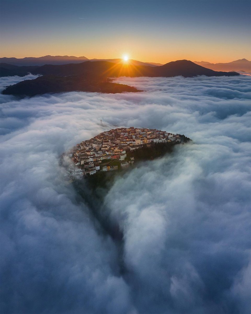 ルーパ・ディ・マーレと呼ばれる、海霧が街を包み込む…バリジカータ州ロトンデッラの街が、雲海の中に浮かび上がるのは、春から夏の夜＆早朝限定の現象です。 📍@Basilicata_Tur 📷IG Saveriopaternostro #LiveItalian #ilikeitaly #italianspecials #rotondella #borghitalia #lupadimare