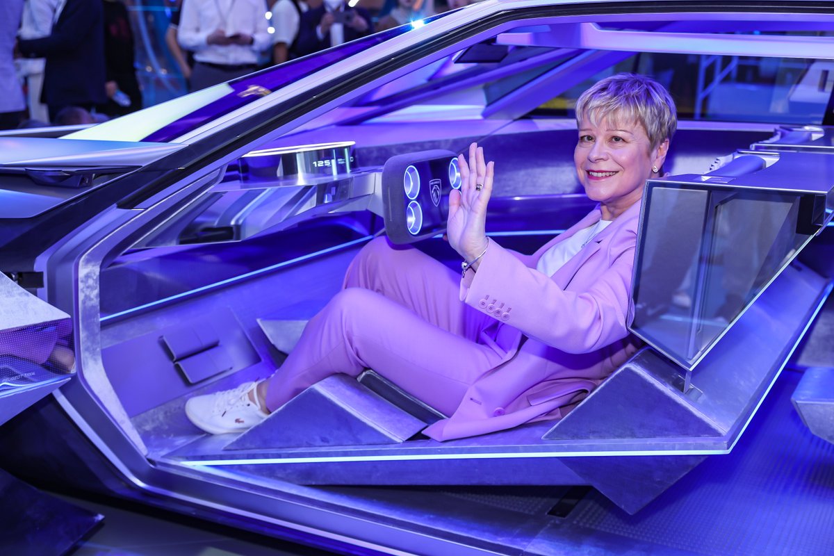 peugeotitalia's tweet photo. Linda Jackson, CEO Peugeot,  allo #ShanghaiMotorShow per la presentazione di #Peugeot408X e #PeugeotInceptionConcept. https://t.co/ALVF1ktHE8