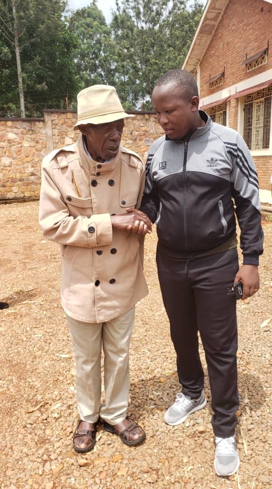 À <a href="/Gitega/">Province Gitega</a>, #Mutwenzi pour rendre visite à mon Parrain et Grand-Père Frère #JosephVyandariye ancien Directeur du Lycée #Scheppers à #Nyakabiga, @MairieBuja. Que Dieu continue de te protéger! 🙏🏿🙏🏿🙏🏿