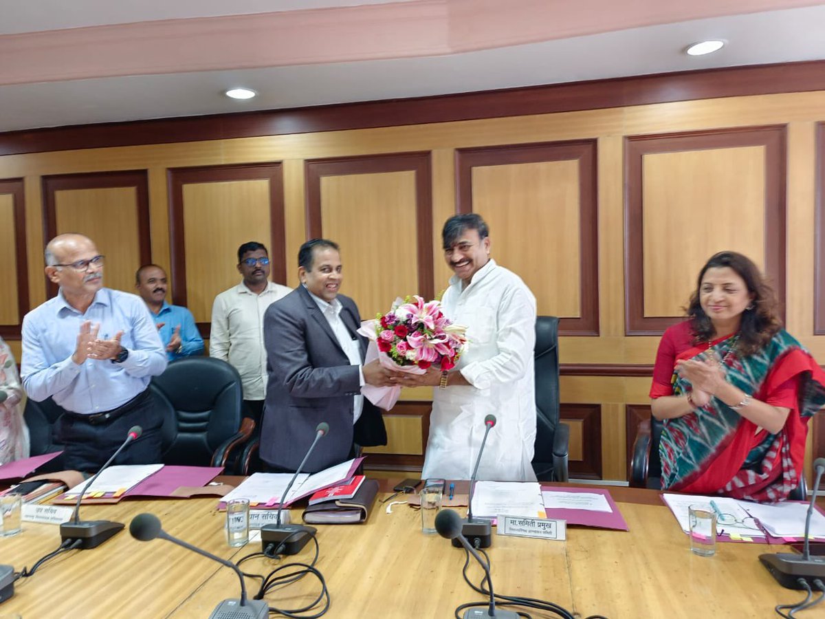 PavanjitMane1's tweet photo. Hon @ShreeBharatiya sir conducting 1st meeting of Ashwashan committee which ensures any promises or assurance given by ministers / govt in the assembly sessions is worked upon and updated back to people 👍.

#ITemployees &amp; #freshers have huge hopes on these meetings as https://t.co/Sojq8FF1xy