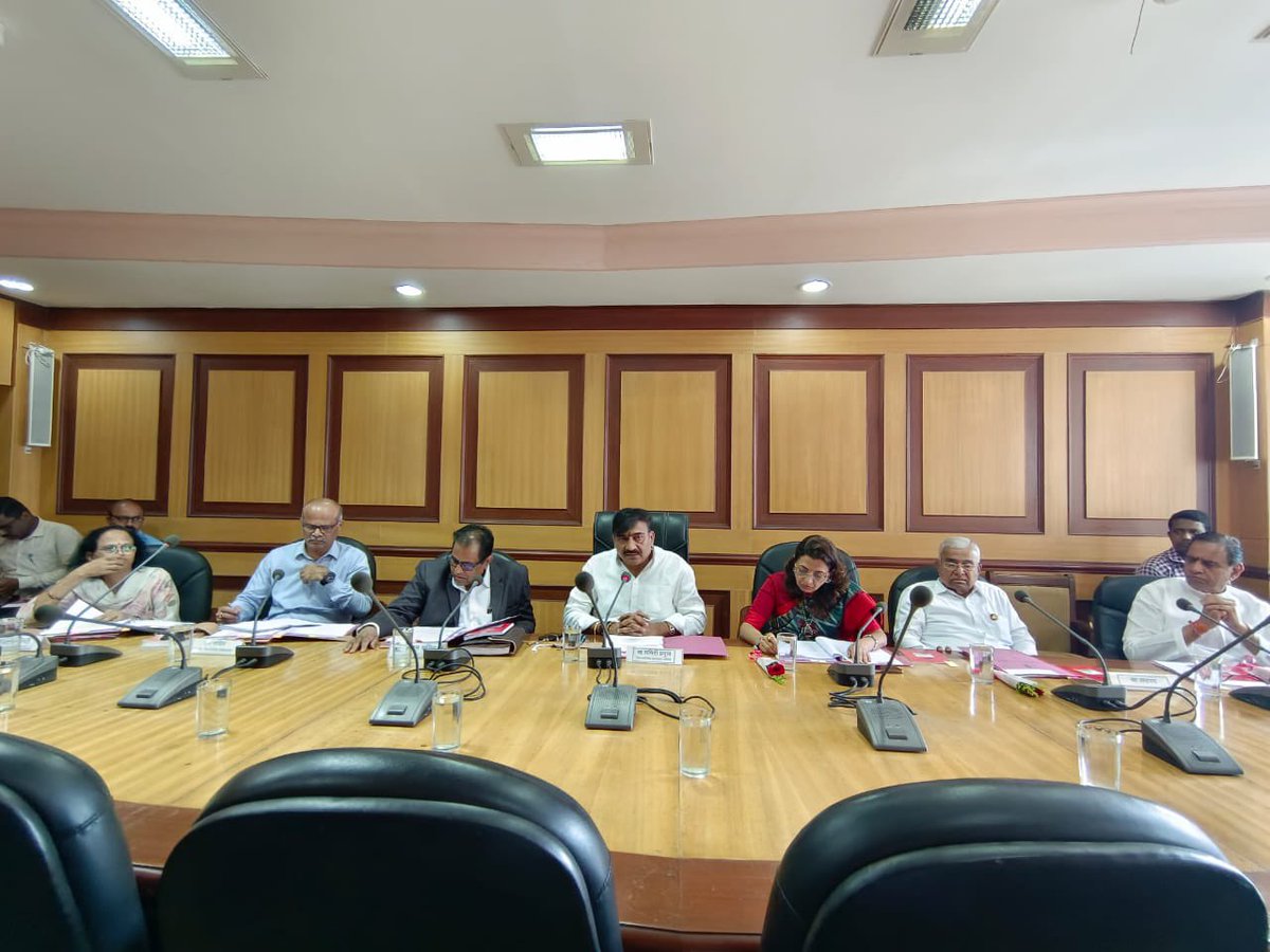 PavanjitMane1's tweet photo. Hon @ShreeBharatiya sir conducting 1st meeting of Ashwashan committee which ensures any promises or assurance given by ministers / govt in the assembly sessions is worked upon and updated back to people 👍.

#ITemployees &amp; #freshers have huge hopes on these meetings as https://t.co/Sojq8FF1xy