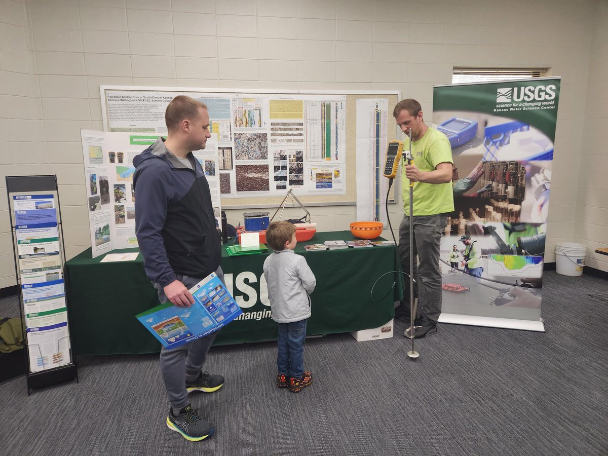 USGS_KS's tweet image. We had a great time last week with @ksgeology and @NWSTopeka at our Earth Day Celebration! 🌎
Thank you to @USGS_YES for letting us borrow the #ARsandbox; it was a big hit! 🏔️💧🌋