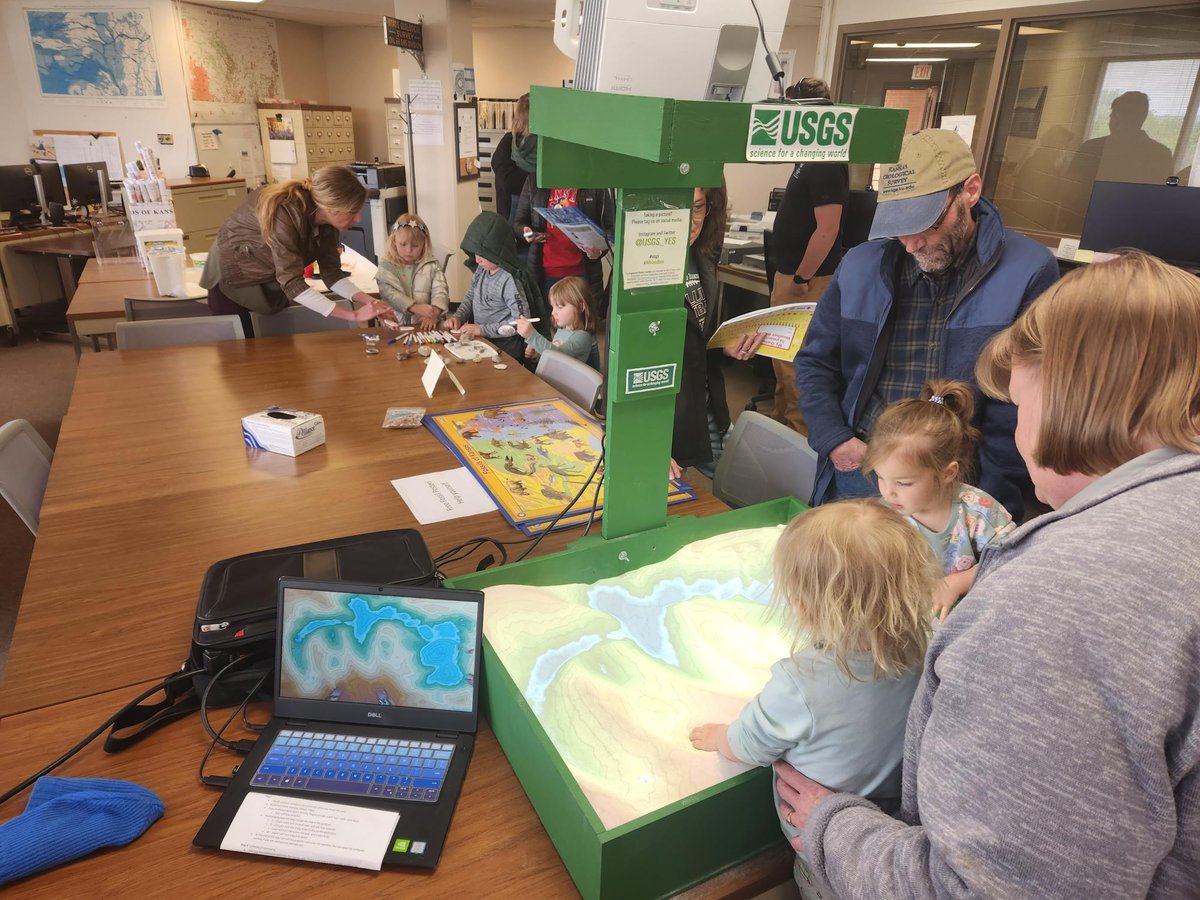 USGS_KS's tweet image. We had a great time last week with @ksgeology and @NWSTopeka at our Earth Day Celebration! 🌎
Thank you to @USGS_YES for letting us borrow the #ARsandbox; it was a big hit! 🏔️💧🌋